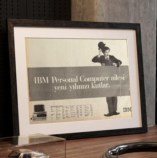 IBM Personal Computer “Yeni Yılınızı Kutlar” Charlie Chaplin Temalı 1980’ler Türkçe Orijinal Dönem Reklamıdır (Sonradan Baskı Değildir)