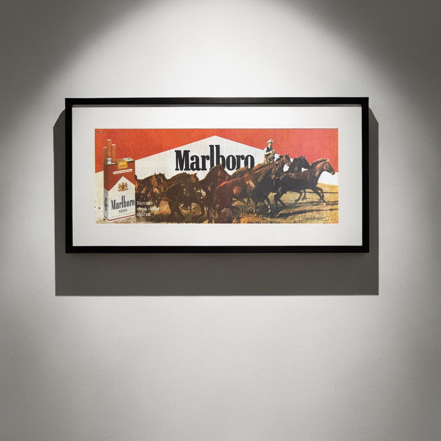 Marlboro “Dünyanın En Çok Satılan Sigarası – Kovboy Serisi” 1985 Orijinal Türkiye Dönem Reklamıdır (Sonradan Baskı Değildir).